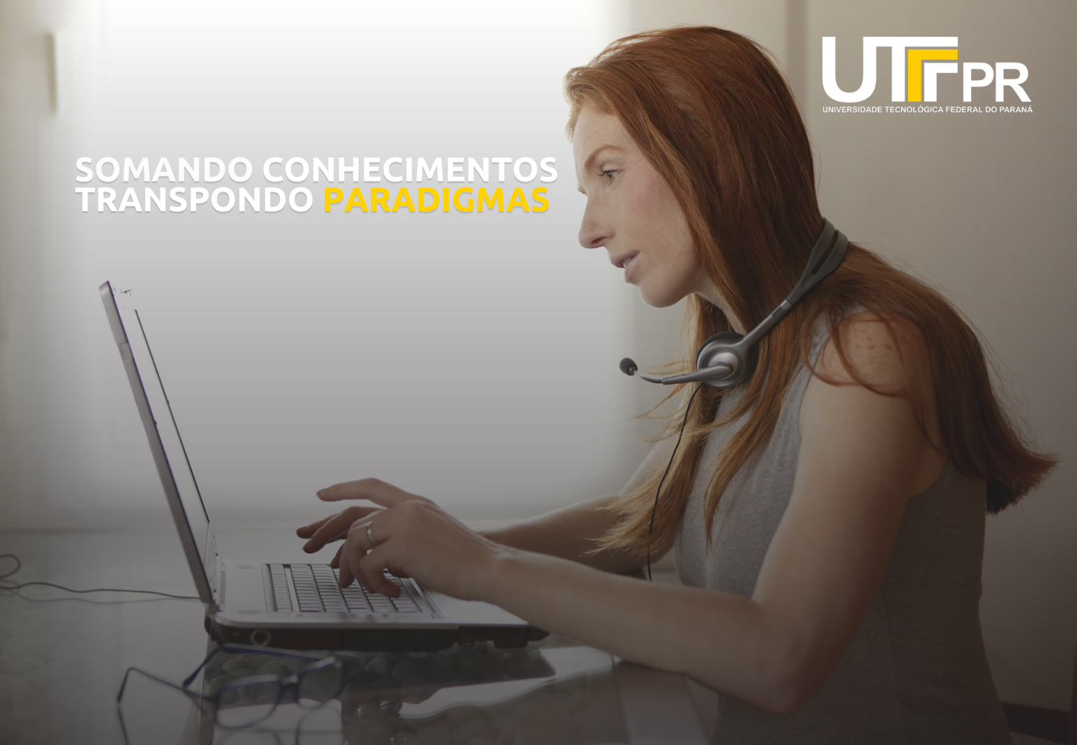 ruiva estudando o mba no notebook